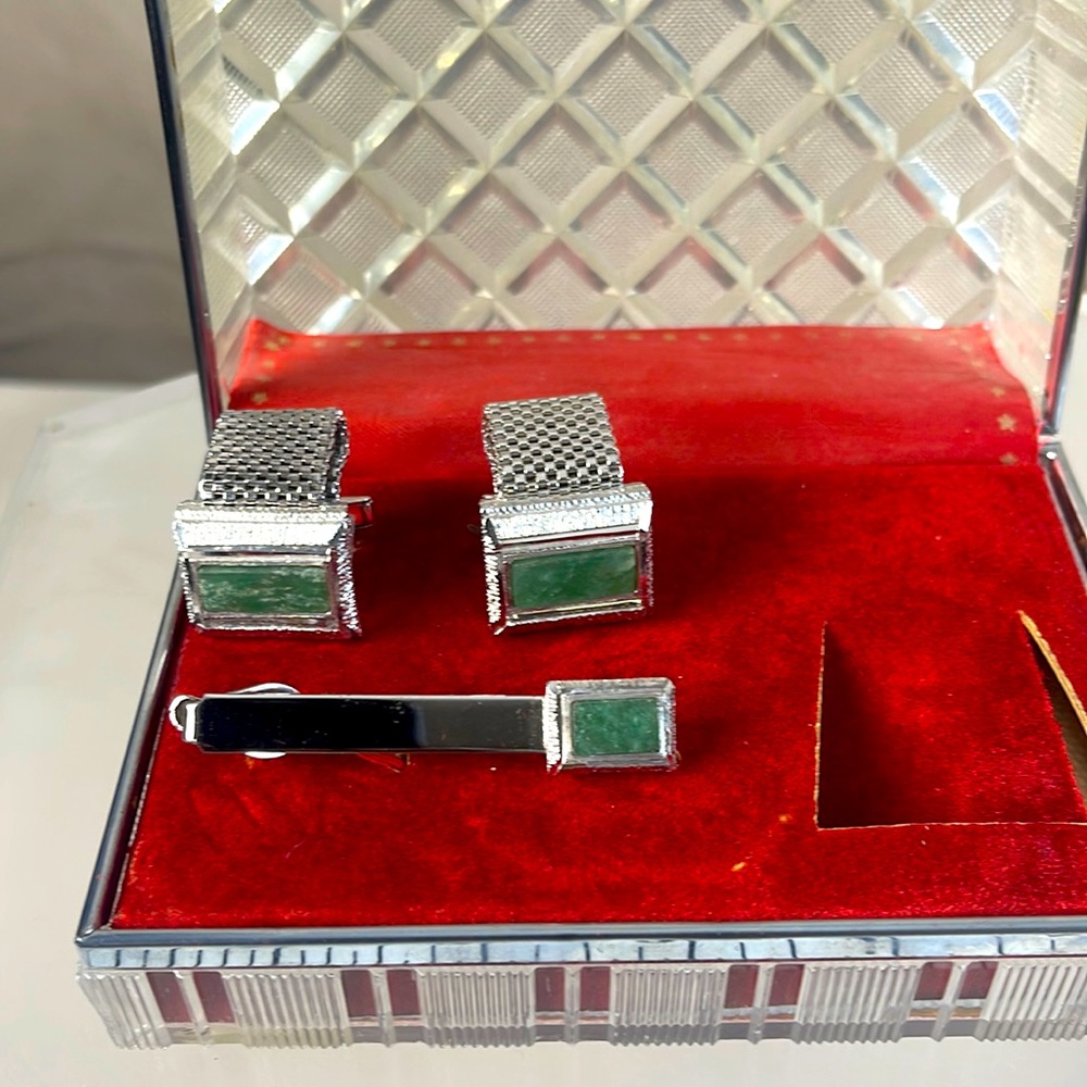 Vintage Cuff links: Jade Cufflinks and tie clip in original case. Silver Tone.